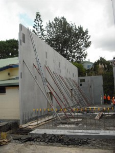 The blocks of the old auditorium are small and held together with mortar. The eight tonne slabs of the new building have an extended structure that is tied together tightly with steel rods.